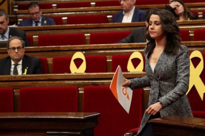 Inés Arrimadas pasa por delante de Torra en el Parlament.