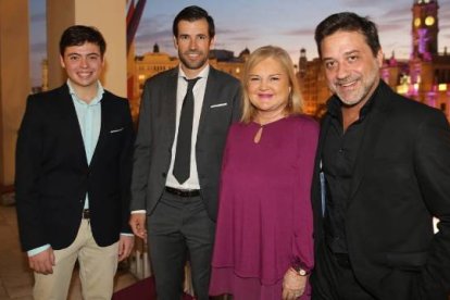La presidenta del Ateneo con los premiados.