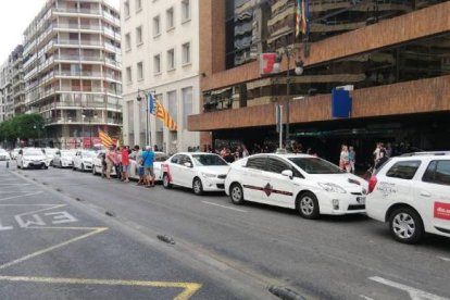 Los taxistas valencianos no ven las promesas de Fomento suficientes