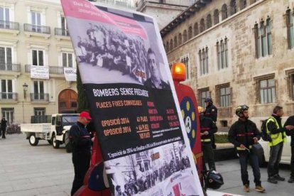 Protesta de los bomberos del Consorcio en la Plaza de Manises de Valencia