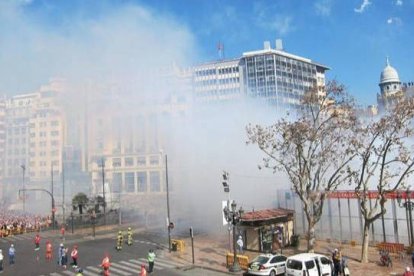 La Plaza del Ayuntamiento se ha llenado de gente en este domingo