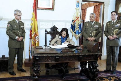 La ministra de Defensa, Margarita Robles, durante su visita reciente al Archivo General de Ávila.