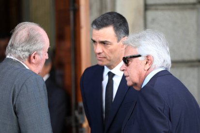 Sánchez, este sábado, junto al Rey Juan Carlos y Felipe González, con gafas