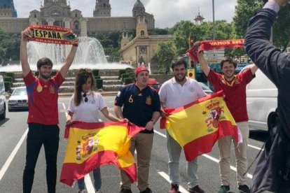 Miembros de Barcelona con la Selección, animando al equipo en plena Ciudad Condal