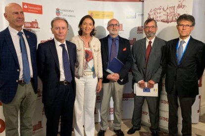 La ministra Reyes Maroto, junto a la directiva de Farmaindustria en los cursos de la UIMP