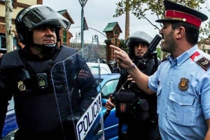 Un mosso increpa a un policía nacional el 1-O.