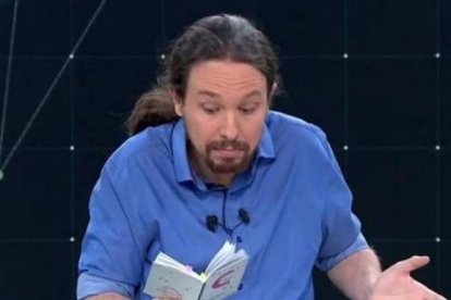 Pablo Iglesias, en el debate electoral del 10-N leyendo la Constitución.