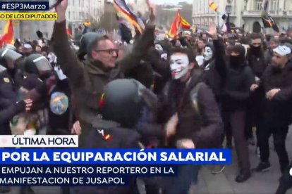 Un reportero de Antena 3 en medio de una manifestación