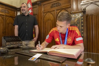 Dani Olmo, firmando en el libro de honor de la Alcaldía de Terrassa