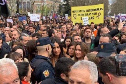 Begoña Villacís, este domingo, expulsada de la marcha del 8-M.