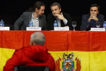 Zapatero, en un acto de Podemos, entre Iglesias y Garzón.