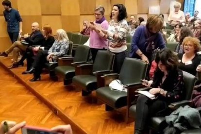 Momento del escrache feminista a Vox en Zaragoza.