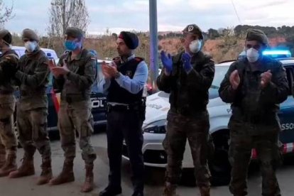 Militares, mossos, policías y bomberos tras levantar el hospital de campaña de Sabadell.