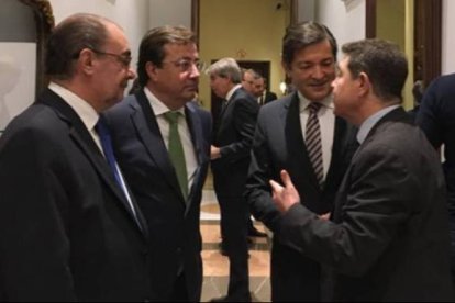 Lambán, Vara y Page, en un corrillo con el expresidente de Asturias, Javier Fernández.