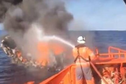 Los efectivos de Salvamento Marítimo han salido del puerto de Alicante para la extinción del incendio en alta mar