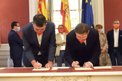 El titular de les Corts, Enric Morera, y el presidente Puig la semana pasada durante la firma del documento de Reconstrucción