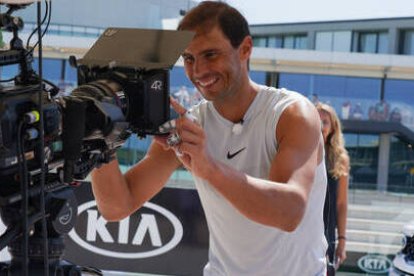 Rafa Nadal bromea con una cámara durante un entrenamiento.