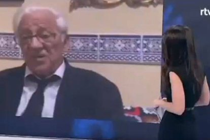 El padre Ángel durante su conexión con el Canal 24 horas.