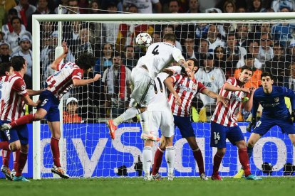 Sergio Ramos marcando el gol del empate en la Champions de Lisboa.