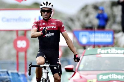 Alberto Contador, cruzando la meta del Angliru ganando en 2017, un día antes de su retirada.