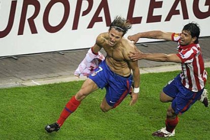 Diego Forlán, junto al Kun Agüero, celebrando el gol que dio al Atleti la Europa League de 2010.