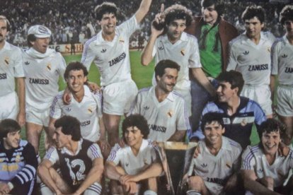 Los jugadores del Real Madrid celebrando la Copa de la UEFA ganada en 1985.