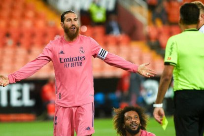 Sergio Ramos protesta una decisión arbitral el pasado sábado en Mestalla.