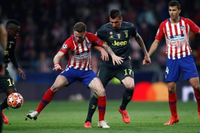 Mario Mandzukic, con la camiseta de la Juventus, jugando contra su exequipo, el Atlético de Madrid.