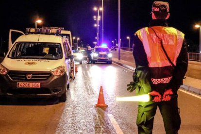 Uno de los puntos de control nocturno que instala la Policía Local de Alicante