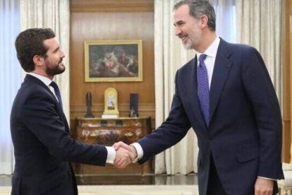 Pablo Casado y Felipe VI, durante una reunión en Zarzuela.