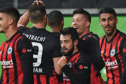 Jovic celebra uno de sus dos goles con sus compañeros del Eintracht de Frankfurt.