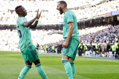 Vinicius y Benzema celebrando un gol en el Bernabéu.