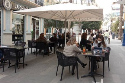 Hoy apenas han abierto la mitad de las terrazas de la calle Castaños de Alicante