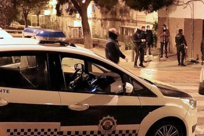 La Policía Local de Alicante efectua labores de vigilancia para evitar que se incumpla la normativa covid