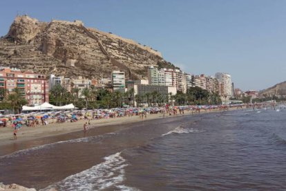 La playa urbana de Alicante se convierte en la primera playa inteligente que proporciona información accesible a tiempo real / FOTO: O. Avellán