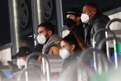 Sergio Ramos, entre Carvajal y Militao, presenciando el partido entre el Real Madrid y la Real Sociedad.