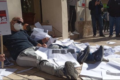 Un momento de la concentración celebrada hace unos días frente a la sede de la Generalitat en Alicante