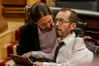 Pablo Iglesias junto a Pablo Echenique en el Congreso de los Diputados