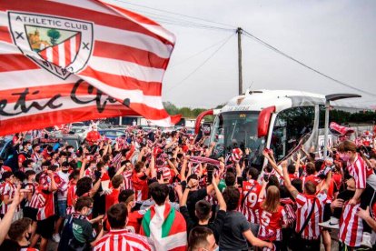 Más de 2.000 aficionados se agolpan para despedir al Athletic.