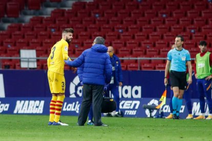 Piqué, en el momento de retirarse, lesionado, del césped del Metropolitano.