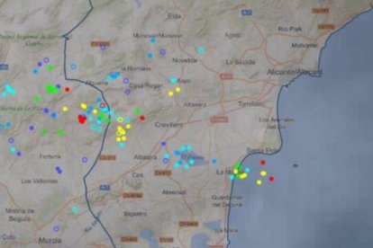 Los puntos de colores son los rayos registrados entre las 16:40 y las 17:40 / AEMET