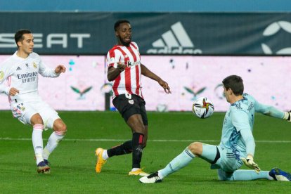 Courtois, en una de sus fantásticas paradas ante el Athletic Club de Bilbao.