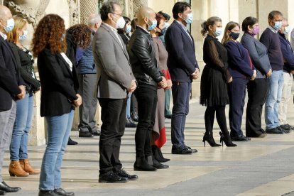 La corporación municipal de Alicante durante el minuto de silencio en memoria de las víctimas / FOTO: Ernesto Caparrós