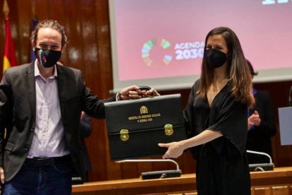 Iglesias cede su cartera a Ione Belarra, nueva ministra de Derechos Sociales
