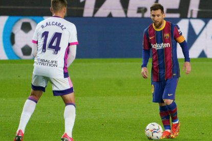 Messi y Alcaraz, en un instante del polémico Barcelona-Valladolid de anoche.