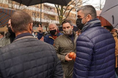 Santiago Abascal, en una de las agresiones a Vox en la campaña electoral catalana.