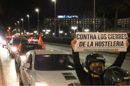 Unos cien coches han recorrido las principales calles del centro de Alicante para reclamar la reapertura de la hostelería