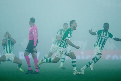 Los jugadores del Betis celebran uno de sus goles ante la Real Sociedad en medio de una niebla impresionante.