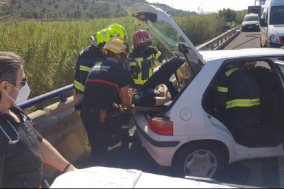 Momento en el que los bomberos sacaban del vehículo al conductor