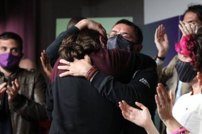 Monedero abraza a Iglesias